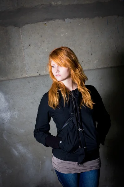 孤独、美しい若い赤毛の女の子の不機嫌そうな肖像画. — ストック写真