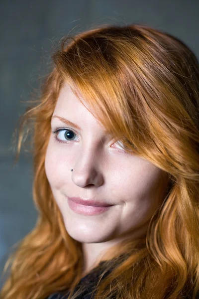 Portait of beatiful smiling young rehhead girl. — Stock Photo, Image