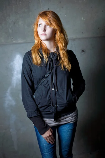 寂寞-一个美丽的年轻红发女孩的穆迪肖像. — 图库照片