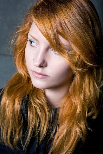 Huysuz bir güzel genç Kızıl saçlı kız portresi. — Stok fotoğraf