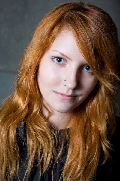 환멸된 미소-아름 다운 젊은 빨간 머리의 무디 초상화 — 스톡 사진