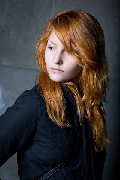 美しい若い赤毛の女の子の不機嫌そうな肖像画. — ストック写真