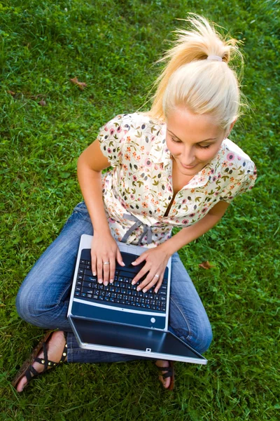 자연에서 야외에서 노트북을 사용 하 여 아름 다운 젊은 금발. — 스톡 사진