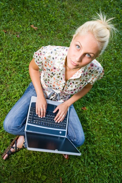Szép fiatal szőke használ laptop szabadban-természetben. — Stock Fotó