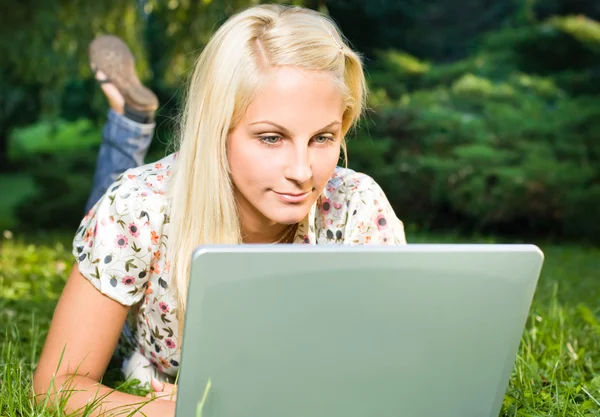 Przepiękny młody blond zabawy z laptopa na zewnątrz — Zdjęcie stockowe