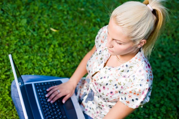 Nádherná mladá blonďatá baví s notebooku venku — Stock fotografie