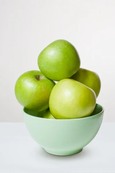Fina gröna äpplen i keramik skål. — Stockfoto