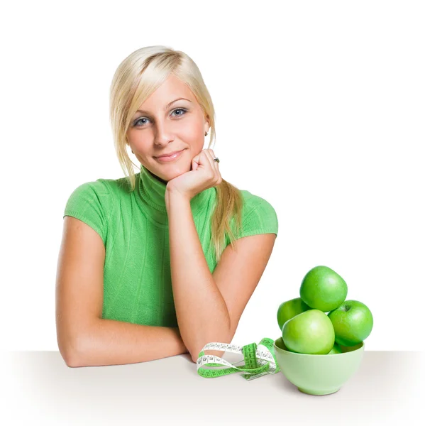 Свежие молодые блондинки со свежими зелеными яблоками . — стоковое фото