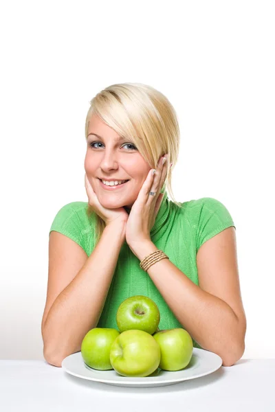 Jeune blonde fraîche aux pommes vertes fraîches . — Photo