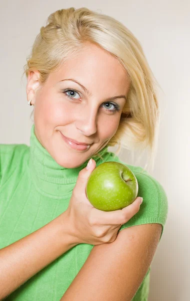 Fiatal szőke, zöld almával. — Stock Fotó