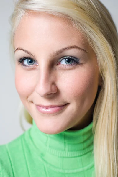 Schöne junge blonde Mädchen mit einem Glas Apfelsaft, fokus — Stockfoto