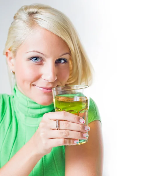 Krásná mladá blondýnka drží sklenici jablečné šťávy, focu — Stock fotografie