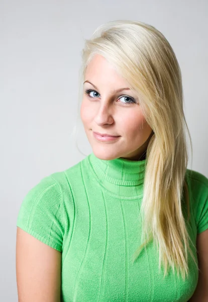 Portret piękne blond dziewczyna uśmiechając się do kamery. — Zdjęcie stockowe