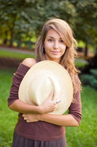 Mooie jonge brunette dansen in de natuur. — Stockfoto