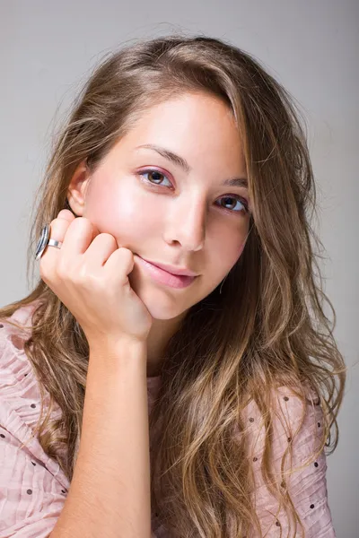 Vacker ung brunett kvinna. — Stockfoto