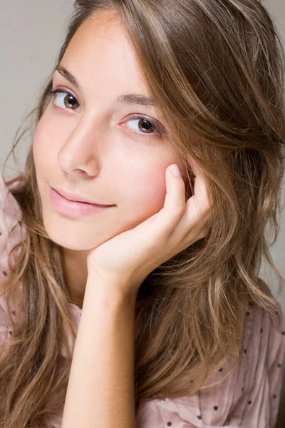 Superbe jeune fille brune souriante . — Photo