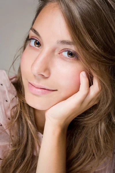 Splendida sorridente giovane ragazza bruna . — Foto Stock