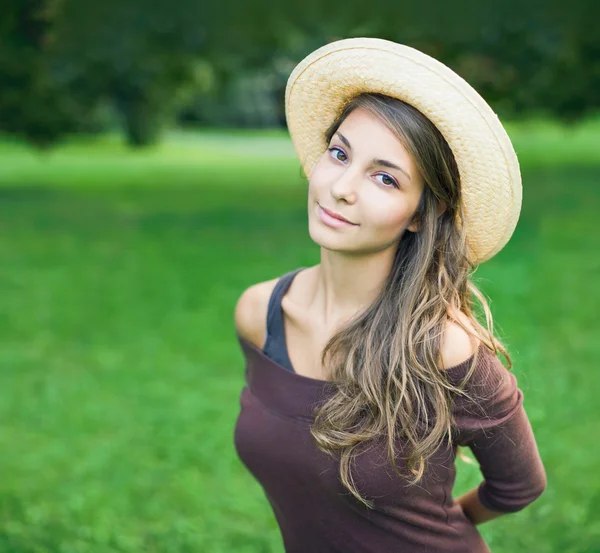 Fresh young brunette posing in nature. — Stock Photo, Image