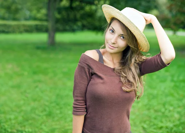 Prachtige jonge brunette meisje in de natuur. — Stockfoto