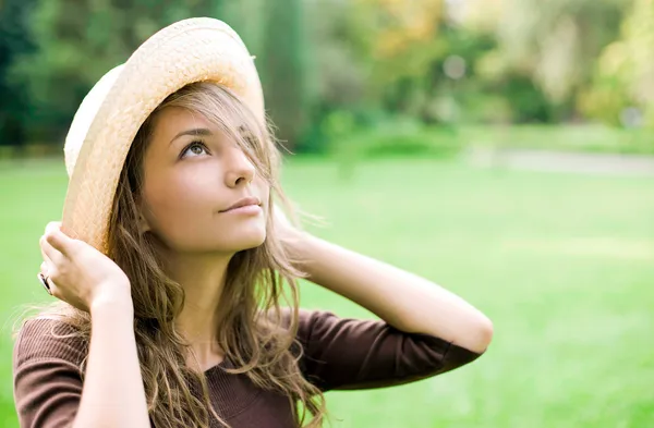 Bela relaxado jovem primavera morena ao ar livre na natureza . — Fotografia de Stock