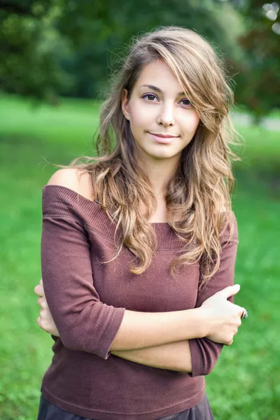 Krásné mladé jarní bruneta, pózuje venku. — Stock fotografie