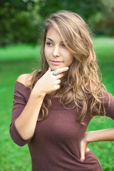 Krásné mladé jarní bruneta, pózuje venku. — Stock fotografie