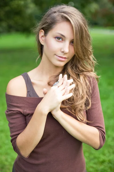 Piękna młoda wiosna brunetka, pozowanie na zewnątrz. — Zdjęcie stockowe