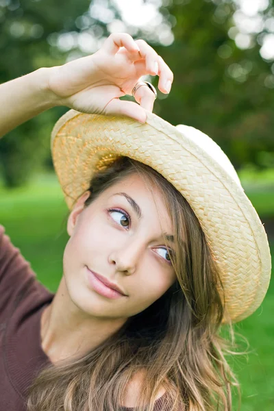 Fresh young brunette posing in nature. — Stock Photo, Image