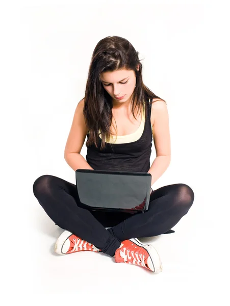 Mooie jonge brunette werken met laptop. — Stockfoto