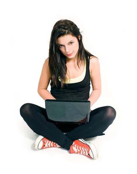 Красивая юная брюнетка работает с ноутбуком . — стоковое фото