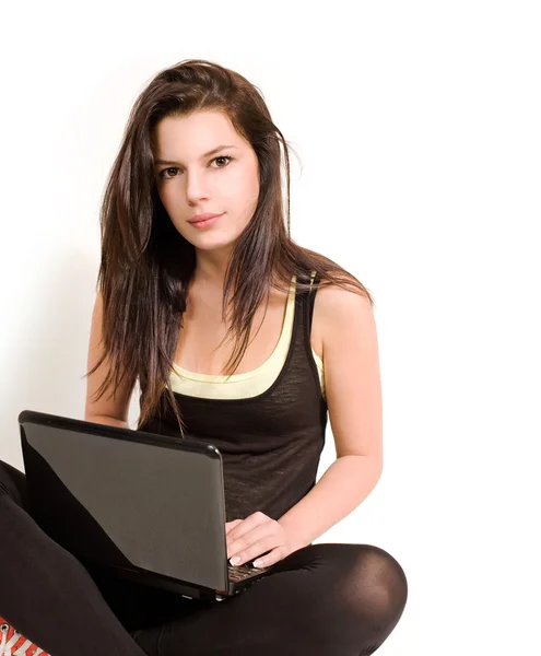 Prachtige jonge brunette met behulp van laptop. — Stockfoto