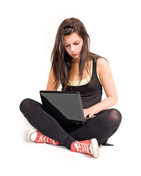 Prachtige jonge brunette met behulp van laptop. — Stockfoto