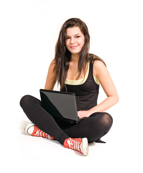 Underbara ung brunett med laptop. — Stockfoto