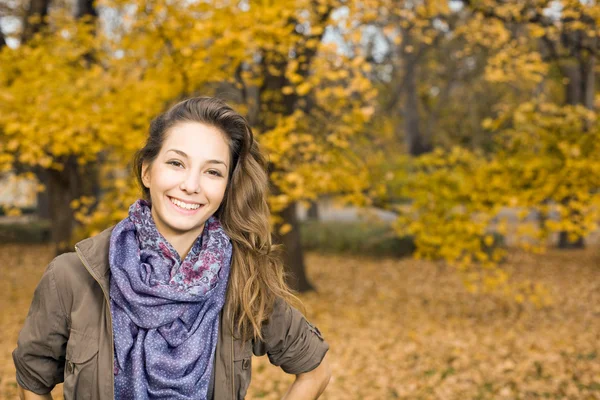 Beautiful autumn with beautiful brunette. — Stock Photo, Image