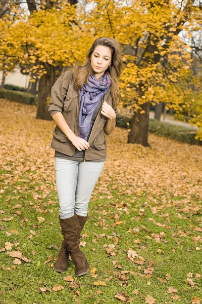 Nádherná mladá bruneta v parku. — Stock fotografie