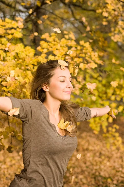Mooie herfst met mooie brunette. — Stockfoto
