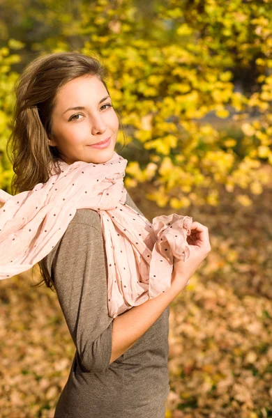 Krásný podzim s krásná brunetka. — Stock fotografie