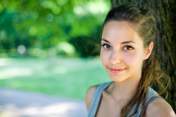 Porträtt av en vacker ung brunett utomhus. — Stockfoto