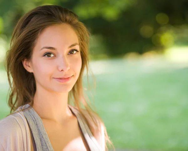 Porträtt av en vacker ung brunett utomhus. — Stockfoto