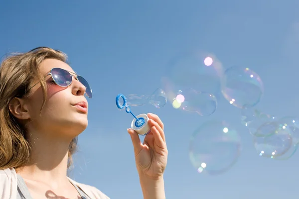 Blåsa bubblor i himlen. — Stockfoto