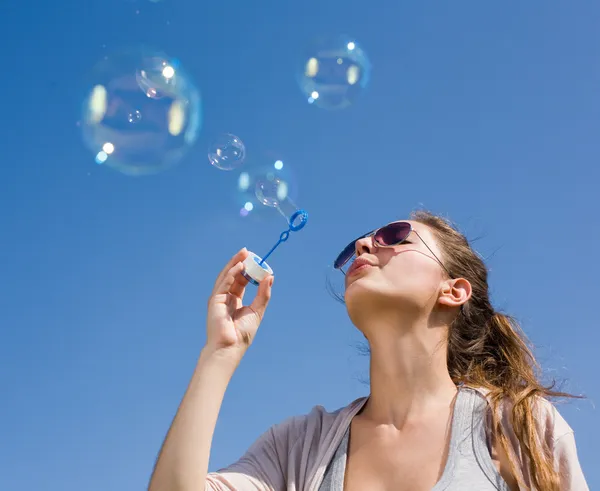 Выдувая пузыри в небо . — стоковое фото