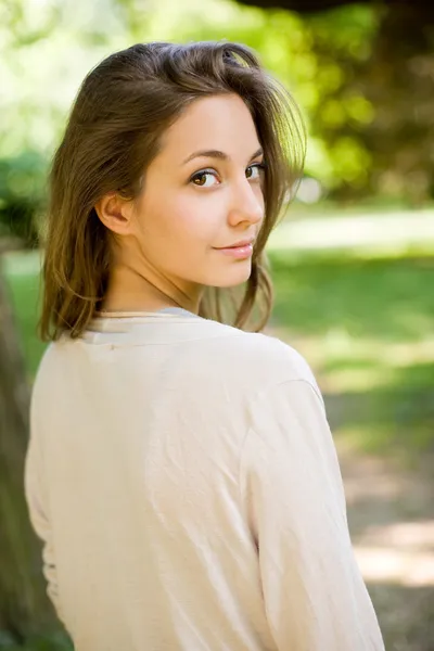 Ritratto di una bella giovane bruna all'aperto . — Foto Stock
