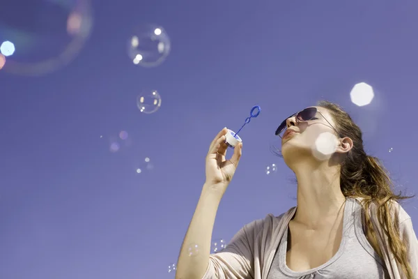 Blåser bubblor ot himlen. — Stockfoto
