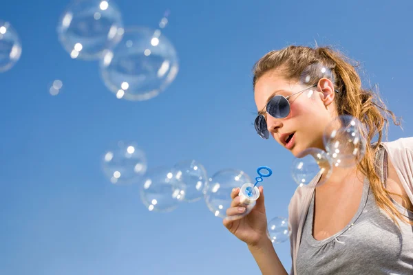 Soplando burbujas en el cielo . — Foto de Stock