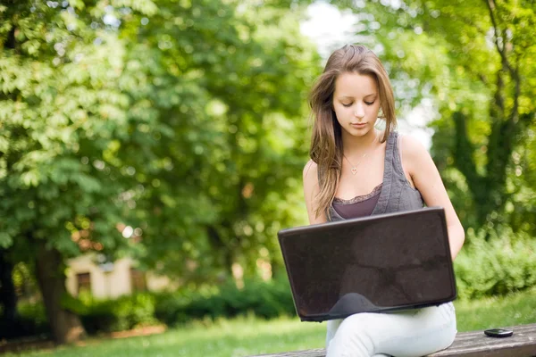 Utomhus med sin laptop. — Stockfoto