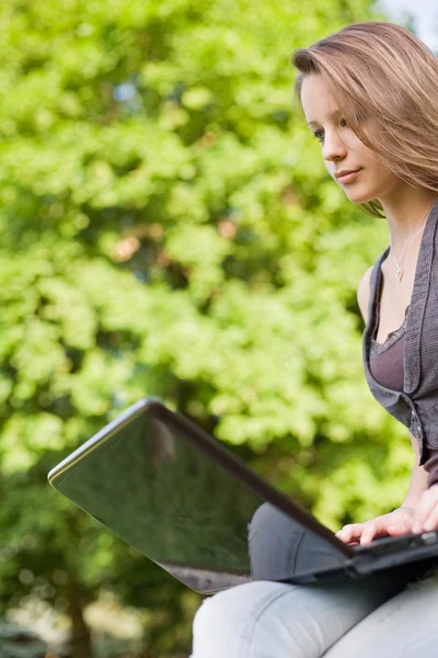 Jeune étudiante avec son ordinateur portable à l'extérieur . — Photo