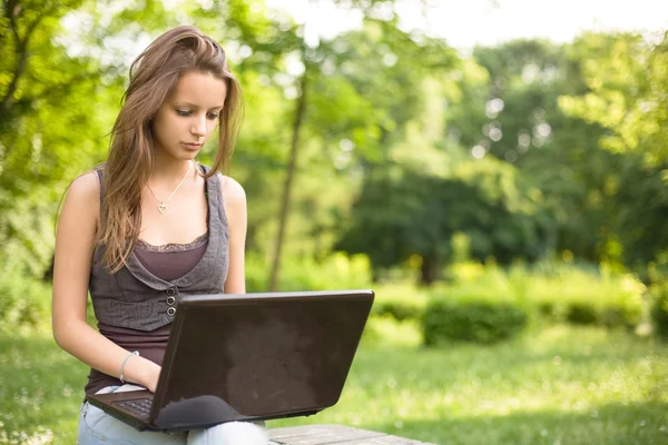 Ao ar livre com seu laptop . — Fotografia de Stock