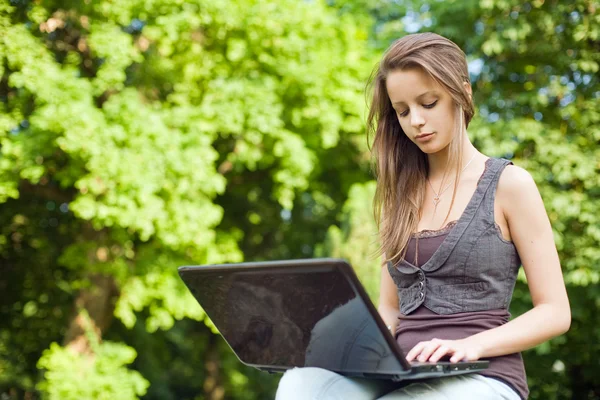 Cutie brunetka i jej laptop. — Zdjęcie stockowe