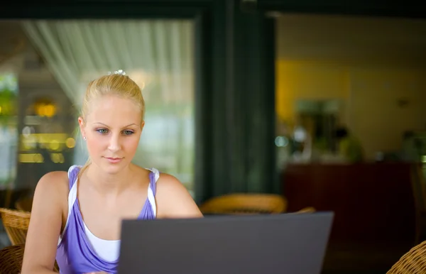 Krásná mladá blondýnka eith její laptop. — Stock fotografie
