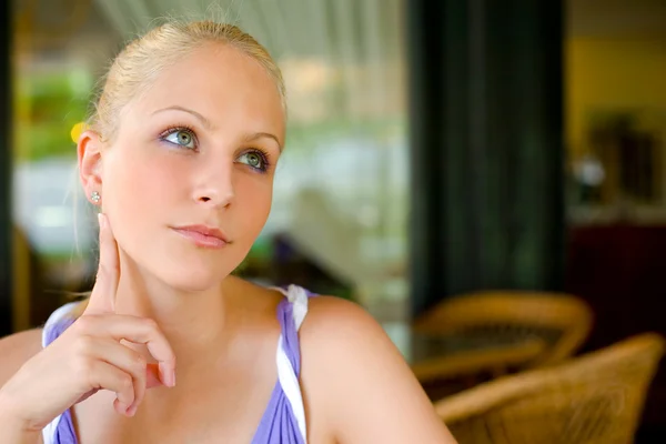 Closeup portret van een mooie jonge blonde. — Stockfoto